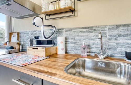 Jijona Apartamento | Estudio 'La Luna' con vistas a la montaña, Wi-Fi y aire acondicionado