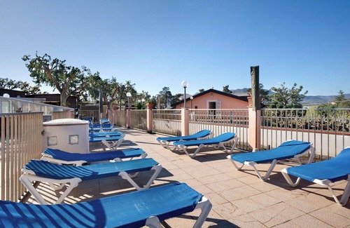 Albenga Apartamento | Apartamento estudio "Monolocale La Pineta 46" con piscina compartida, terraza privada y Wi-Fi