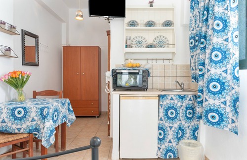 Merichas Apartamento | Estudio 'Mouria A' con vistas al mar, Wi-Fi y aire acondicionado