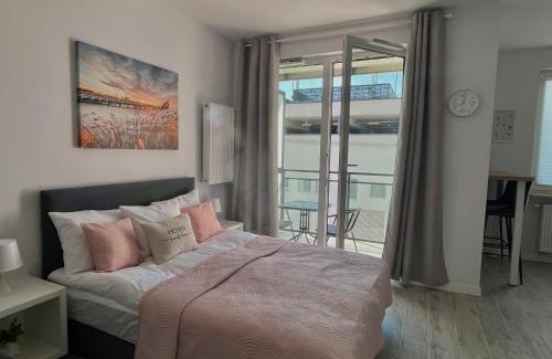 Bialoleka Apartamento | Studio Apartment Raspberry by Galeria Północna