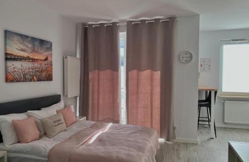 Bialoleka Apartamento | Studio Apartment Raspberry by Galeria Północna
