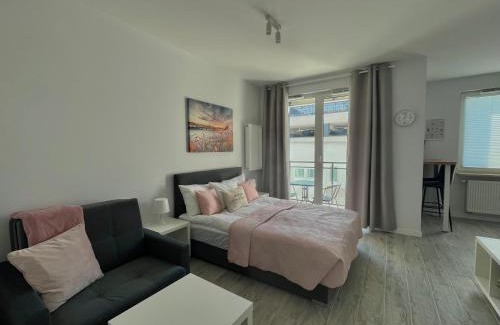 Bialoleka Apartamento | Studio Apartment Raspberry by Galeria Północna