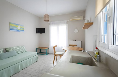 Gavrio Apartamento | Apartamento estudio 'Semisótano -Superior' con vistas a la montaña, Wi-Fi y aire acondicionado.
