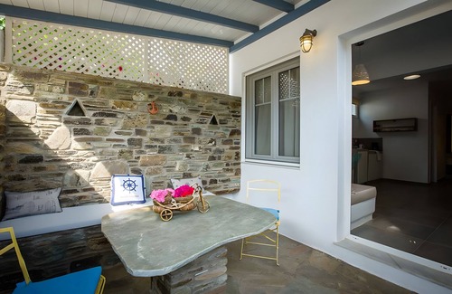 Gavrio Apartamento | Apartamento estudio 'Semisótano -Superior' con vistas a la montaña, Wi-Fi y aire acondicionado.