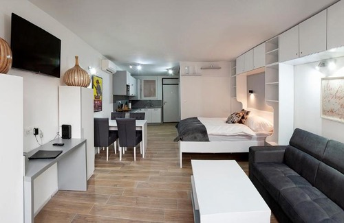 Old Town Apartamento | Studio Apartment Theatre View