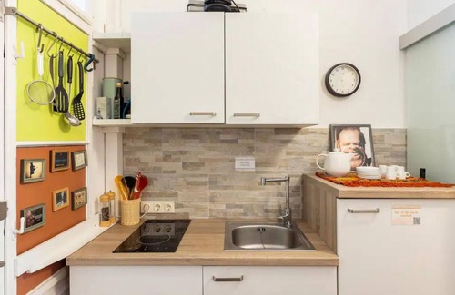 Ottakring Apartamento | Studio apartment with big balcony and art in the air! 10 min to the city!