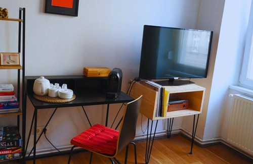 Ottakring Apartamento | Studio apartment with big balcony and art in the air! 10 min to the city!