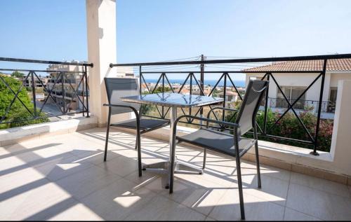 Peyia Town Apartamento | Studio Apartment with Pool and Balcony Hillside and Sea Views For Business or Leisure Travellers