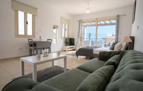 Peyia Town Apartamento | Studio Apartment with Pool and Balcony Hillside and Sea Views For Business or Leisure Travellers