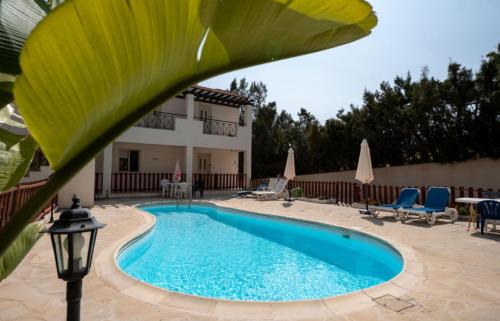Peyia Town Apartamento | Studio Apartment with Pool and Balcony Hillside and Sea Views For Business or Leisure Travellers