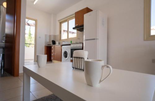 Peyia Town Apartamento | Studio Apartment with Pool and Balcony Hillside and Sea Views For Business or Leisure Travellers