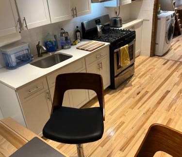 Communipaw Apartamento | Studio Apartment with Garden Jersey City