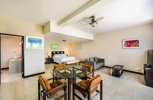 Playa Flamingo Alquiler De RV | Studio Apt. 5-mins Walk from Flamingo Beach! ★★★★★