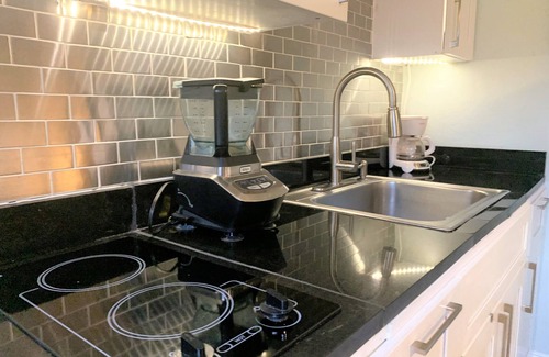 Middle River Terrace Apartamento | Un apartamento limpio y contemporáneo con piscina en un vecindario seguro de Fort Lauderdale.