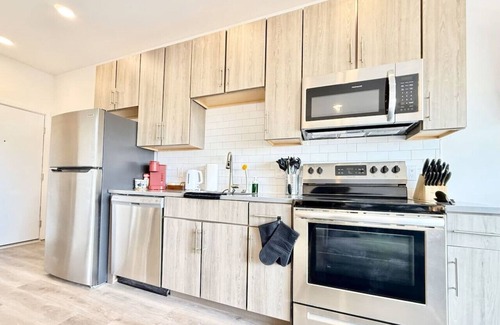 Poplar Apartamento | Studio Apt with Skyline Views, King Bed, and Gym