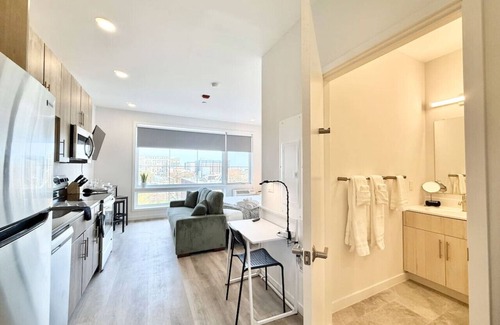 Poplar Apartamento | Studio Apt with Skyline Views, King Bed, and Gym