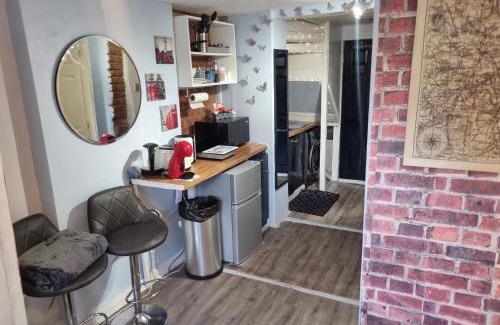 Fulwell and Hampton Hill Apartamento | Studio at 113b - a home away from home