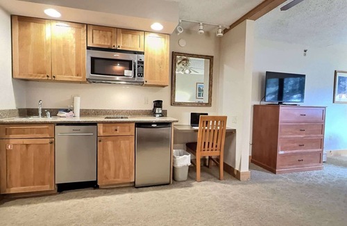 Crested Butte Condominio | Studio at Grand Lodge, Hot Tub, Pool, Pet Friendly