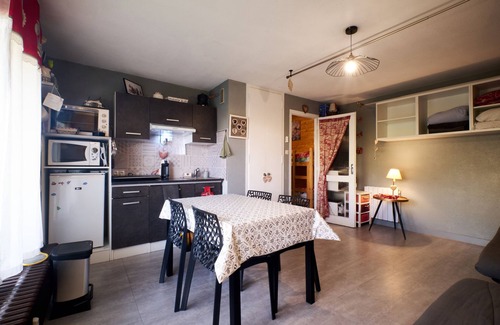 Allevard Apartamento | Estudio 'Au Pieds Pistes Ski Collet' con balcón y Wi-Fi