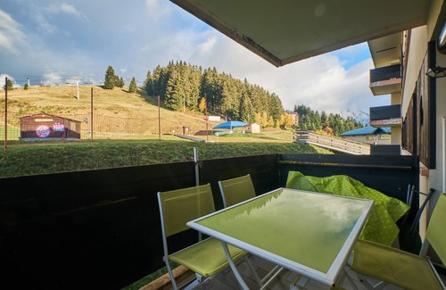 Allevard Apartamento | Estudio 'Au Pieds Pistes Ski Collet' con balcón y Wi-Fi