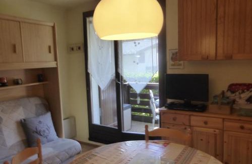 Samoens Apartamento | Studio au centre du village de Samoëns, avec balcon, proche ski-bus, animaux acceptés - FR-1-629-56