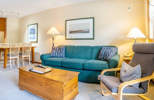 Sun Peaks Cabina | Apartamento de un dormitorio en el centro del pueblo, entrada / salida de esquí