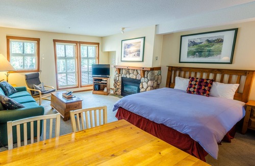 Sun Peaks Cabina | Apartamento de un dormitorio en el centro del pueblo, entrada / salida de esquí