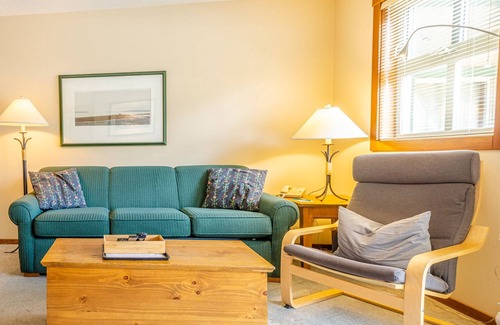 Sun Peaks Cabina | Apartamento de un dormitorio en el centro del pueblo, entrada / salida de esquí