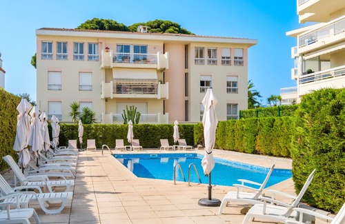 Riou - Petit Juas - Av de Grasse Apartamento | Estudio 'Bellevue Cannes' con vistas a la montaña, piscina compartida y aire acondicionado