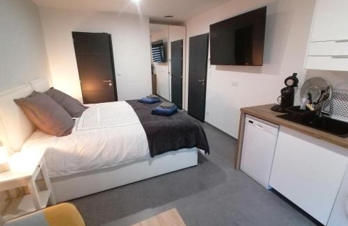 Serignan Apartamento | Studio BLEU, Neuf, classé 3 étoiles, Clim, Wifi, Lave-linge, Lit King Size, au calme et à 800m des plages de Valras Plage