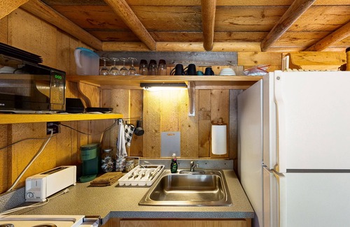 Sula Apartamento | Studio Cabin on Acreage w/full kitchen, near hiking, fishing & skiing