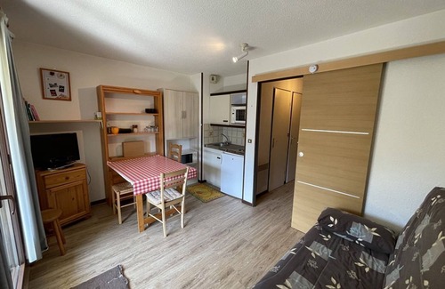 Saint-Jacques-des-Blats Apartamento | Estudio-cabina con balcón cerca de pistas y parking