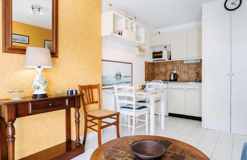 Carnac Apartamento | Studio cabine à Carnac: 24m², proche plage/commerces, parking, balcon sud, petit animal ok - FR-1-477-108
