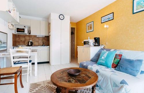Carnac Apartamento | Studio cabine à Carnac: 24m², proche plage/commerces, parking, balcon sud, petit animal ok - FR-1-477-108