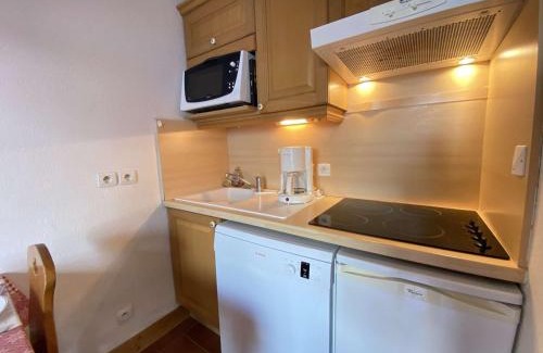 Praz-sur-Arly Apartamento | Studio Cabine à Praz-Sur-Arly, proche village et pistes, balcon, parking, piscine, 4 pers - FR-1-603-18