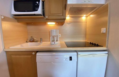 Praz-sur-Arly Apartamento | Studio Cabine à Praz-Sur-Arly, proche village et pistes, balcon, parking, piscine, 4 pers - FR-1-603-18