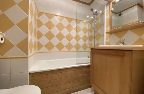 Praz-sur-Arly Apartamento | Studio Cabine à Praz-Sur-Arly, proche village et pistes, balcon, parking, piscine, 4 pers - FR-1-603-18