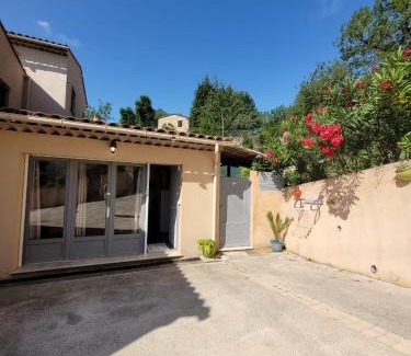Le Bar-sur-Loup Apartamento | Studio calme et agréable avec acces jardin partage