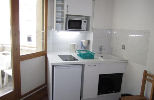 Brides-les-Bains Apartamento | Studio Centre Brides-les-Bains : Balcon, Wi-Fi, Parking, Proche Télécabine & Thermes - FR-1-512-132