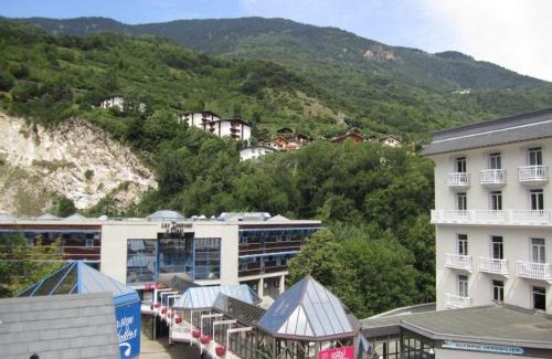Brides-les-Bains Apartamento | Studio Centre Brides-les-Bains : Balcon, Wi-Fi, Parking, Proche Télécabine & Thermes - FR-1-512-132
