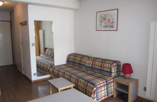 Brides-les-Bains Apartamento | Studio Centre Brides-les-Bains : Balcon, Wi-Fi, Parking, Proche Télécabine & Thermes - FR-1-512-132