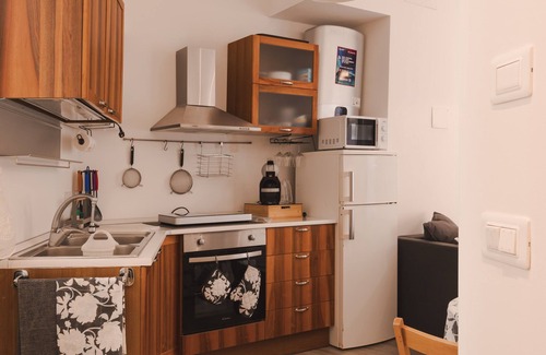 Barriera Vecchia-San Giacomo Apartamento | Studio City - TriestenA fully equipped aprtment, at the size of a studio.