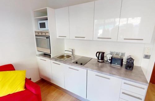 Menton Apartamento | Studio climatisé avec terrasse et wifi proche plages à Menton - FR-1-196-377