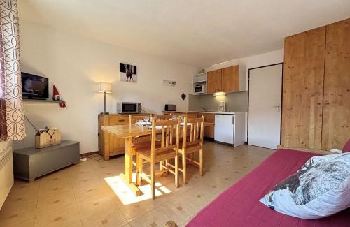 Notre-Dame-de-Bellecombe Apartamento | Studio cosy à Notre-Dame-de-Bellecombe, proche des pistes et commerces - 4 pers, balcon, parking - FR-1-595-25