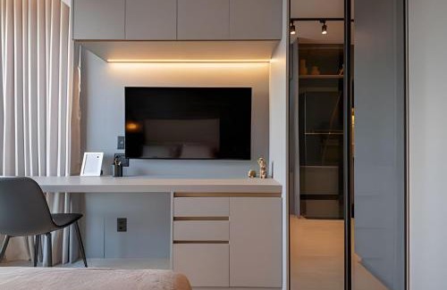 Graca Apartamento | Studio com Rooftop e Piscina com vista para a Baia de Todos os Santos, Portaria 24 Hr, Estacionamento, Wi-fi 433Mbps, Cozinha Compacta, a 1 km da Praia e a 3 km do Farol da Barra e do Pelourinho