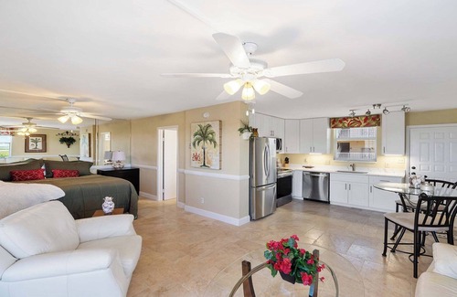 Bonita Springs Condominio | Studio condo across the street from the beach - BBT5902