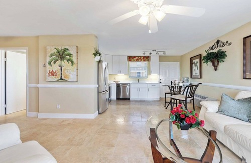 Bonita Springs Condominio | Studio condo across the street from the beach - BBT5902