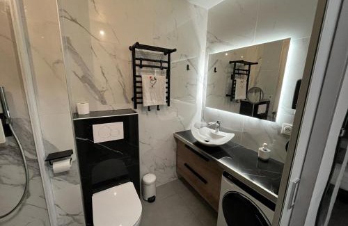 Brides-les-Bains Apartamento | Studio confortable avec balcon, parking et WiFi à Brides-les-Bains - FR-1-512-149