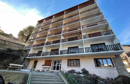 Brides-les-Bains Apartamento | Studio Cosy 1* avec Balcon, au Centre de Brides-les-Bains, 2 Pers, Proche Thermes et Télécabine - FR-1-512-253