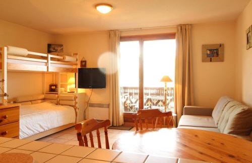 Les Carroz-d'Araches Apartamento | Studio cosy 4 pers avec parking, lave-vaisselle, balcon, proche des pistes et commerces - FR-1-572-56